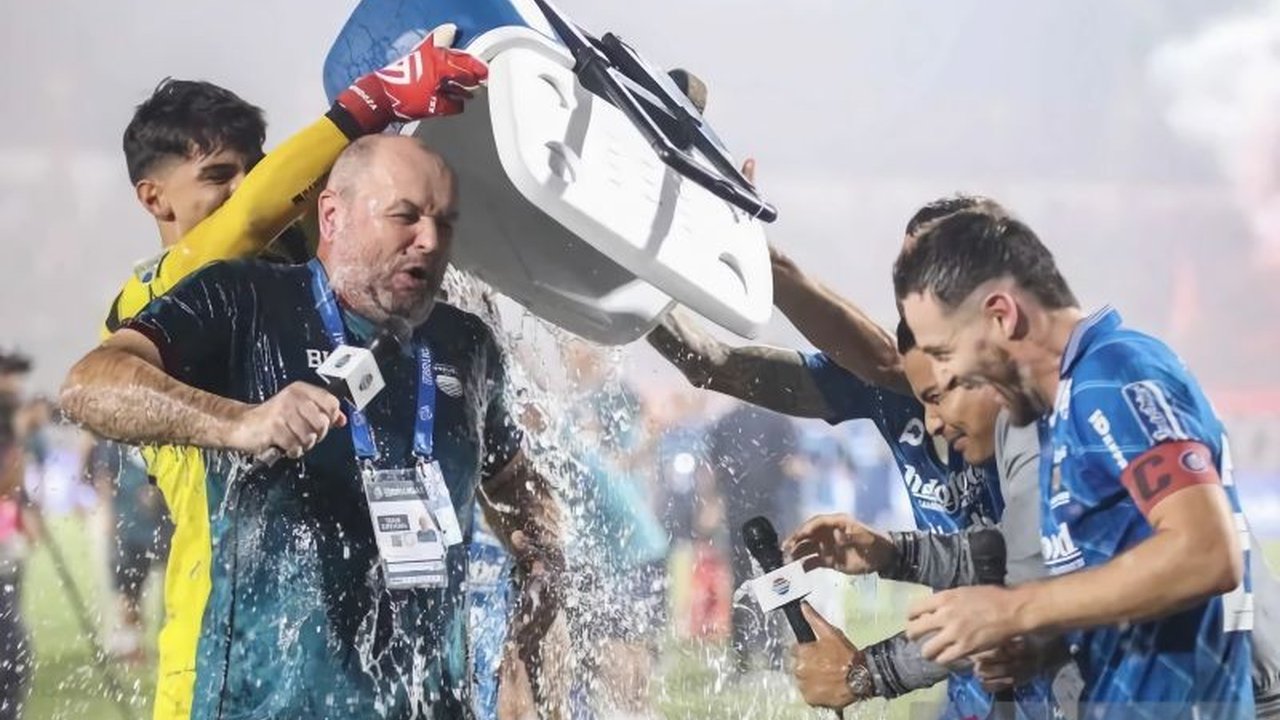 Persib Bandung berada di ambang juara Liga 1 2024/2025 setelah hanya membutuhkan dua poin tambahan dari empat laga sisa, unggul jauh dari pesaing terdekatnya.