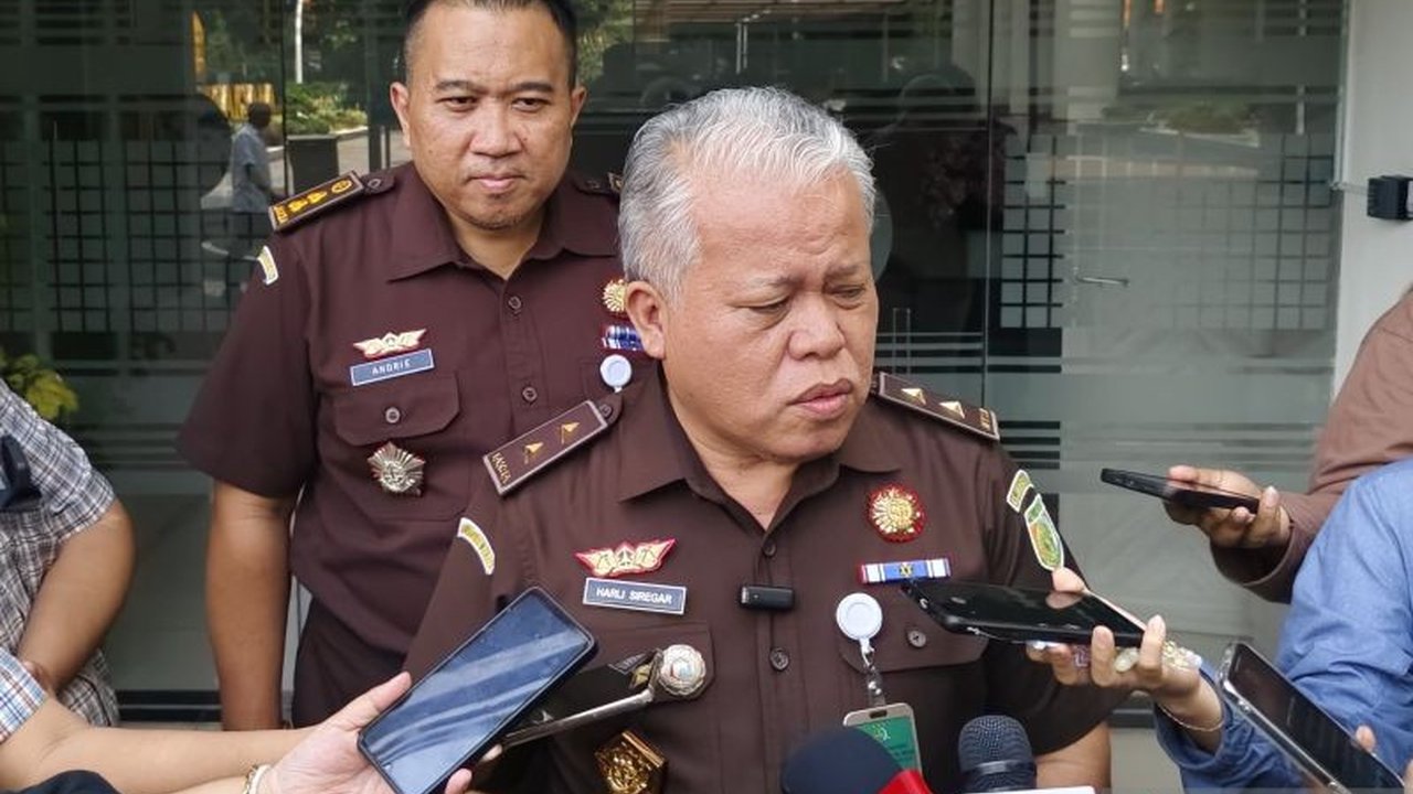 Kejaksaan Agung memeriksa dua hakim dan dua saksi lainnya terkait kasus dugaan suap putusan lepas perkara korupsi ekspor CPO di PN Jakpus, dengan delapan tersangka telah ditetapkan sebelumnya.