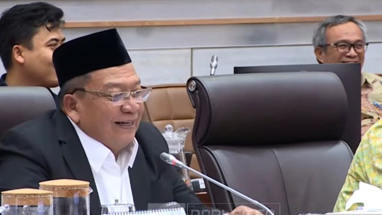Komisi VIII DPR RI mendesak maskapai penerbangan untuk memberikan edukasi penggunaan fasilitas pesawat kepada jamaah haji 2025, terutama bagi lansia yang sering kebingungan.