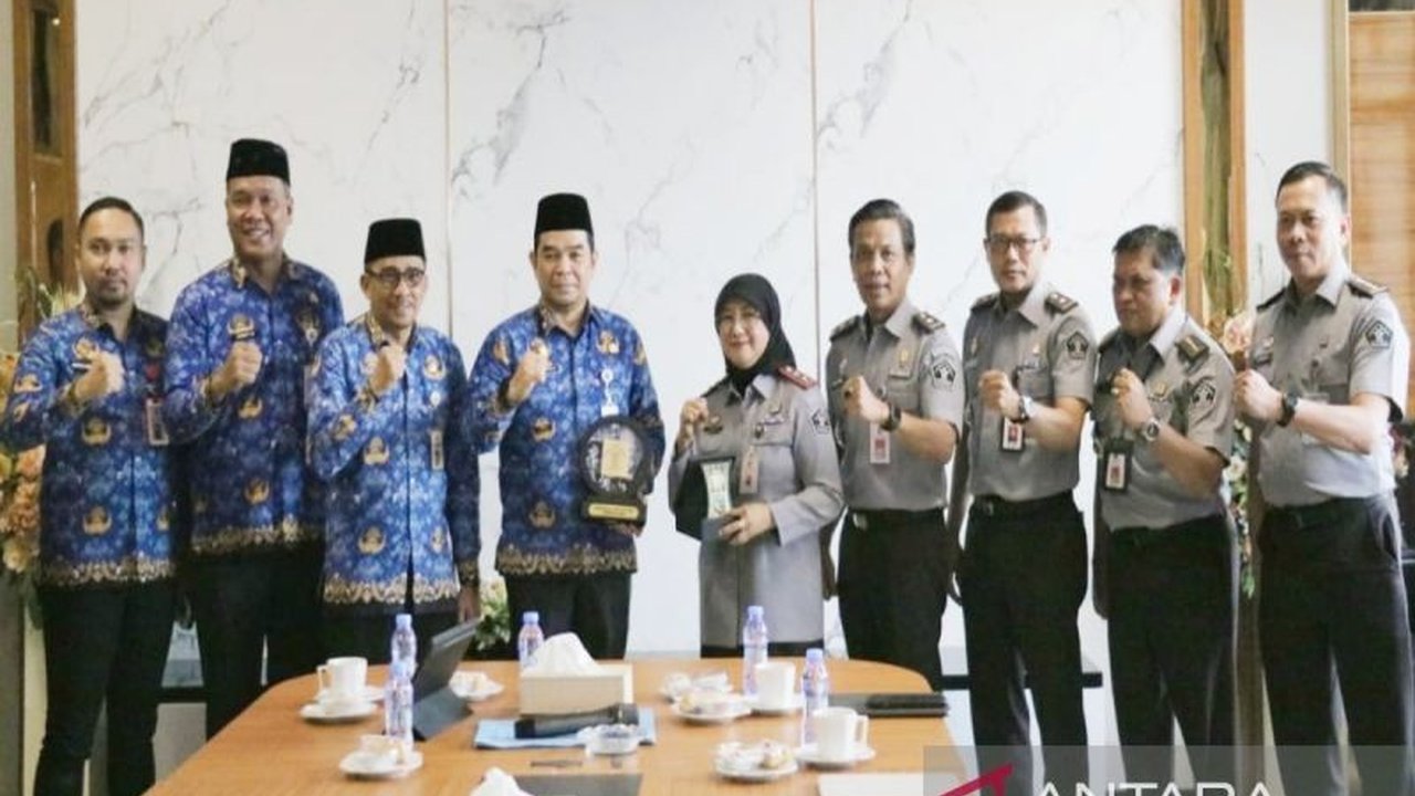 Peningkatan indeks reformasi hukum di Kotabaru, Kalimantan Selatan, berdampak positif pada pertumbuhan ekonomi dan investasi daerah, didukung penuh oleh Kemenkum Kalsel dan Pemkab Kotabaru.