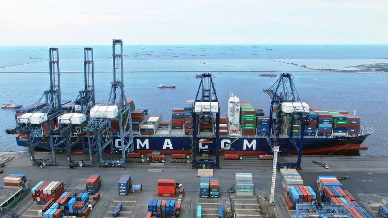 Subholding PT Pelindo Terminal Petikemas menyetor kewajiban Rp1,94 triliun ke negara pada 2024, meningkat 28 persen dari tahun sebelumnya, dan berkontribusi pada pendapatan negara yang melampaui target APBN.