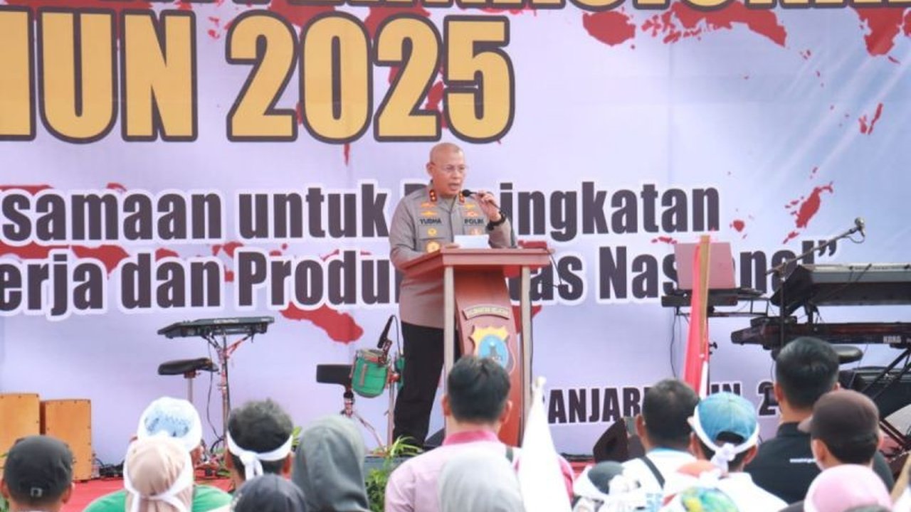 Polda Kalsel menggelar bakti sosial, pasar murah, dan donor darah dalam rangka memperingati Hari Buruh Internasional 2025, membagikan 1000 sembako untuk meringankan beban masyarakat.
