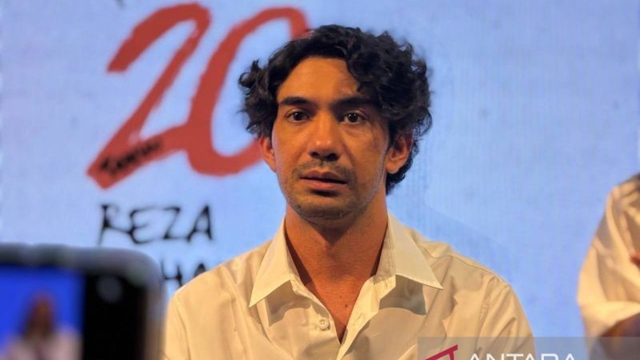 Reza Rahadian merayakan 20 tahun berkarya di industri film dengan refleksi diri, menekankan kesederhanaan hidup dan penyampaian isu-isu penting lewat karyanya.