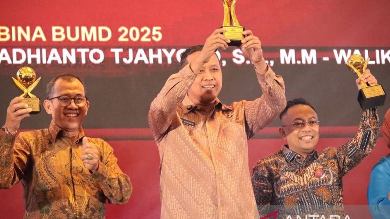 Pemerintah Kota Bekasi meraih empat penghargaan bergengsi dalam ajang Top BUMD Awards 2025, termasuk penghargaan tertinggi untuk PT Migas (Perseroda) dan penghargaan bagi Wali Kota Bekasi sebagai Top Pembina BUMD.