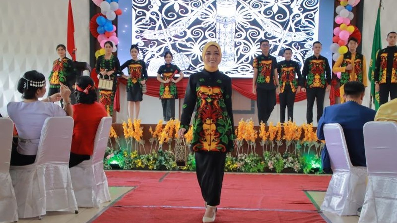 Pemerintah Kabupaten Bengkayang berkomitmen meningkatkan daya saing batik lokal UMKM hingga mampu menembus pasar internasional melalui pelatihan, pendampingan, dan promosi.