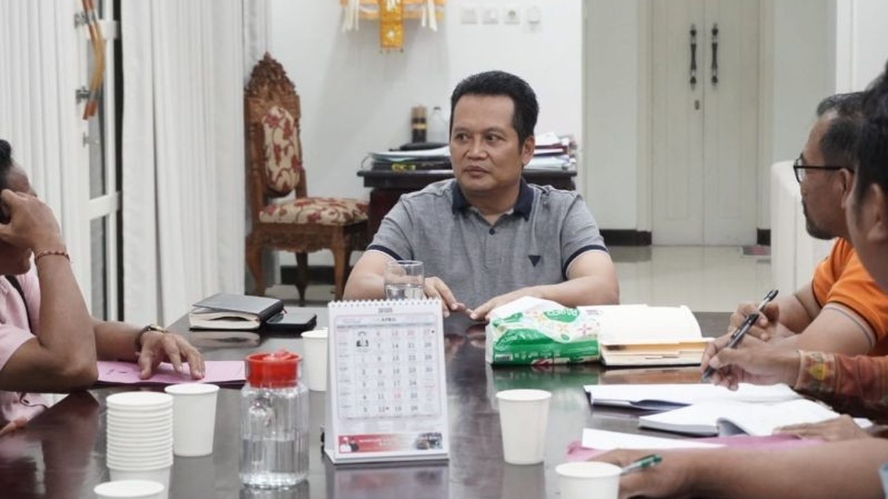 Pemerintah Kabupaten Jembrana membantu dana talangan Rp1,9 miliar kepada lima KUD untuk menstabilkan harga gabah petani dan mencegah praktik tengkulak.