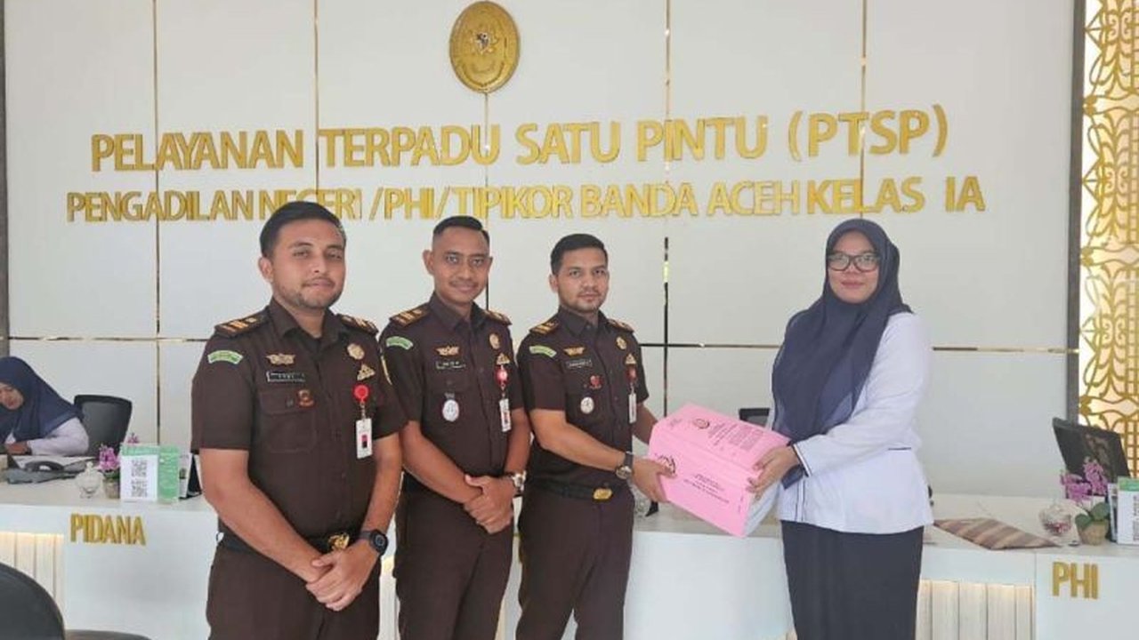 Kejari Aceh Besar telah melimpahkan berkas perkara korupsi dana PNPM senilai Rp1,6 miliar ke Pengadilan Negeri Banda Aceh, dengan tersangka M, mantan ketua unit kegiatan PNPM Kecamatan Simpang Tiga.