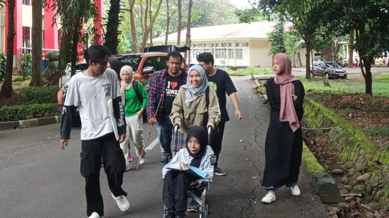 Universitas Hasanuddin (Unhas) Makassar menyediakan fasilitas aksesibel bagi 16 peserta disabilitas dalam UTBK-SNBT 2025,  namun masih menghadapi kendala regulasi dan pendaftaran.
