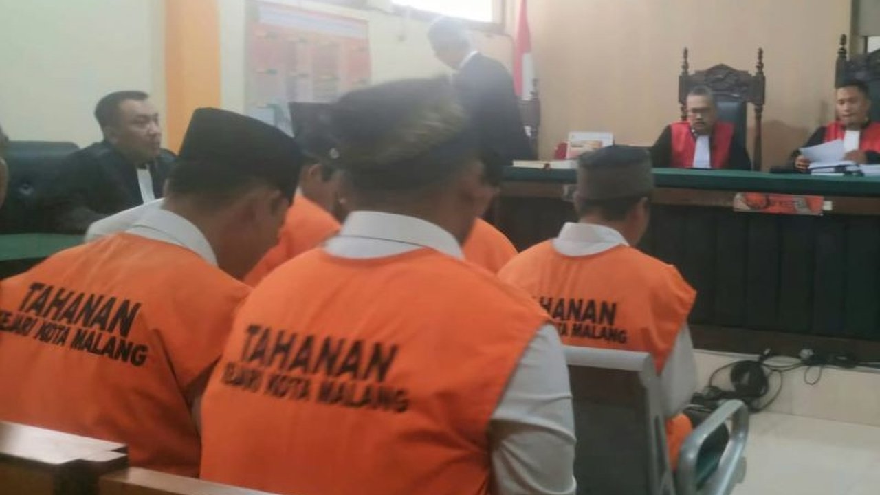 Pengadilan Negeri Malang menjatuhkan vonis 18-20 tahun penjara kepada delapan terdakwa kasus pabrik narkoba, lebih ringan dari tuntutan jaksa karena hakim menilai mereka korban TPPO.
