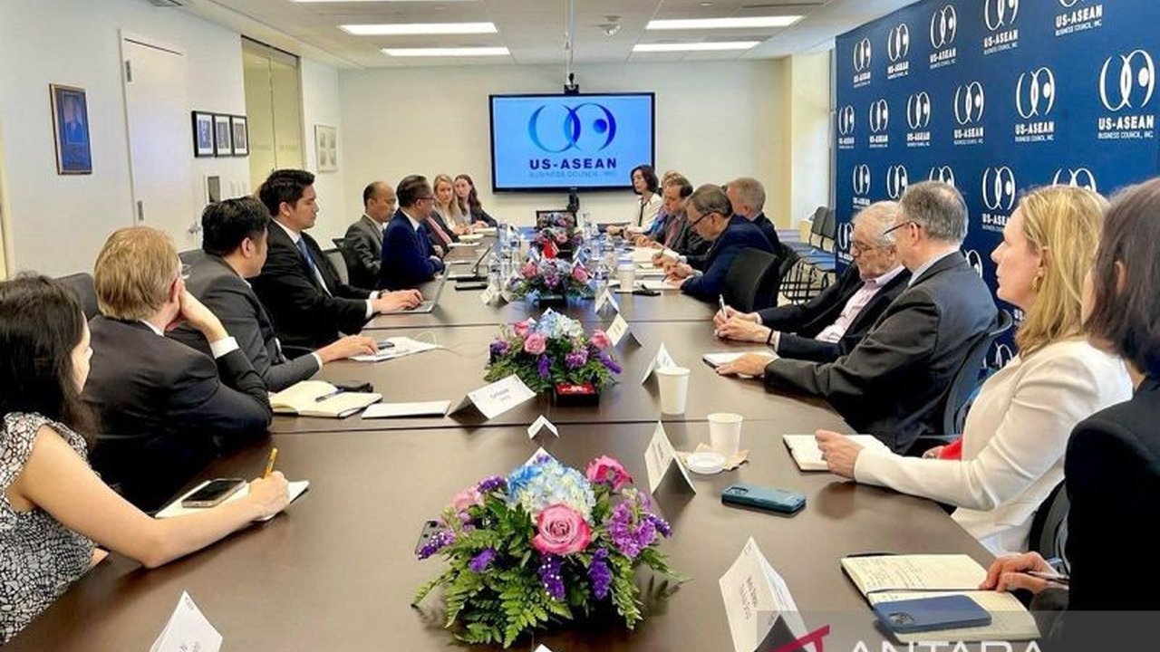 OJK meminta industri perbankan Indonesia memetakan sektor dan debitur yang berpotensi terdampak kebijakan tarif AS dan memperkuat mitigasi risiko kredit.