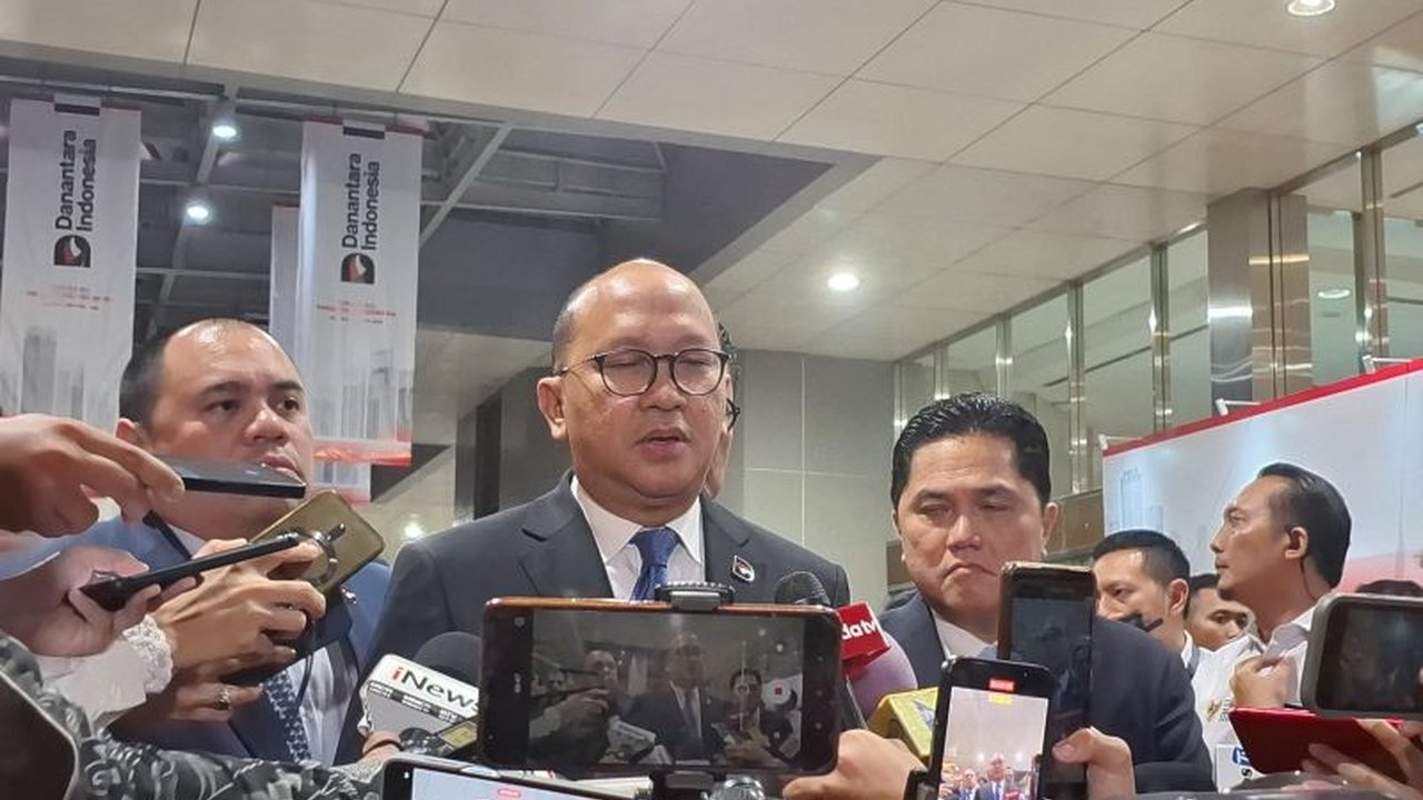 CEO Danantara, Rosan Roeslani, optimis aset kelolaan perusahaan akan mencapai US$1 triliun, didukung aset BUMN dan kawasan GBK; Presiden Prabowo Subianto turut memberikan dukungan.