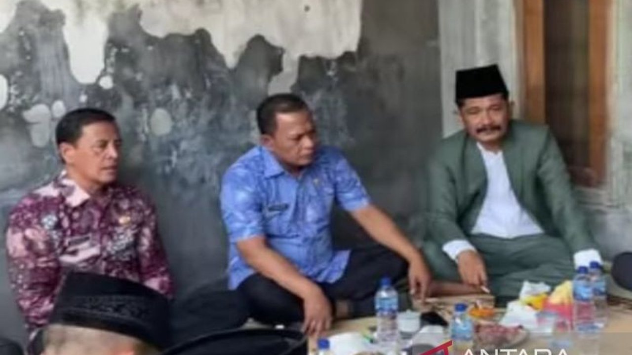 Wakil Bupati Pamekasan gencar mensosialisasikan manfaat Koperasi Desa Merah Putih kepada masyarakat desa untuk meningkatkan perekonomian dan kesejahteraan.