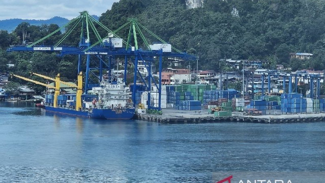 Pelindo Regional 4 Jayapura berinovasi dengan menerapkan sistem identifikasi truk tunggal (STID) untuk meningkatkan efisiensi dan kecepatan bongkar muat di Pelabuhan Jayapura, dengan waktu yang kini dipangkas hingga 12 jam.