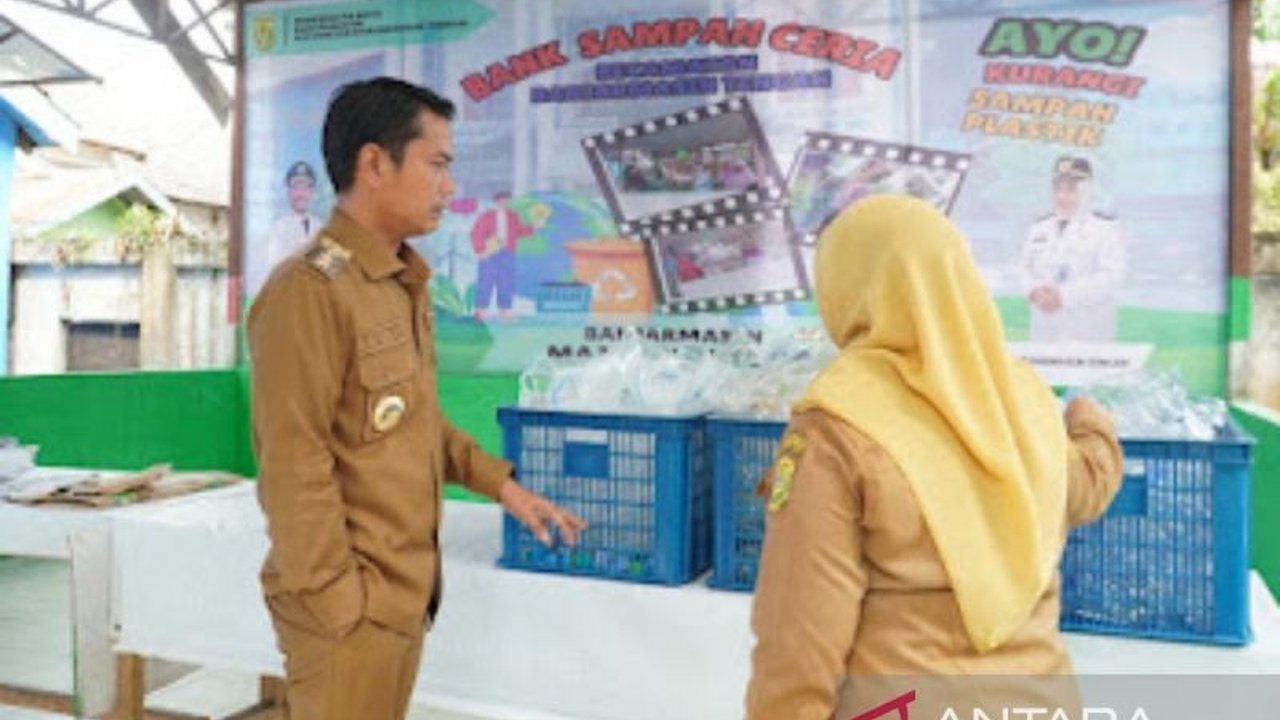 Wali Kota Banjarmasin, Muhammad Yamin, memberikan apresiasi tinggi kepada Bank Sampah Ceria atas inovasi dalam mendaur ulang sampah menjadi produk kerajinan bernilai ekonomi, sebagai solusi penanganan darurat sampah di kota.