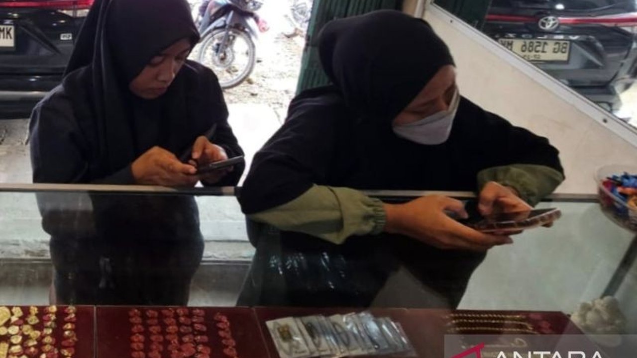 Harga emas perhiasan di Palembang turun drastis hingga Rp300.000 per suku (6,7 gram), menjadi Rp10.700.000, seiring meredanya ketegangan perang dagang AS-China.