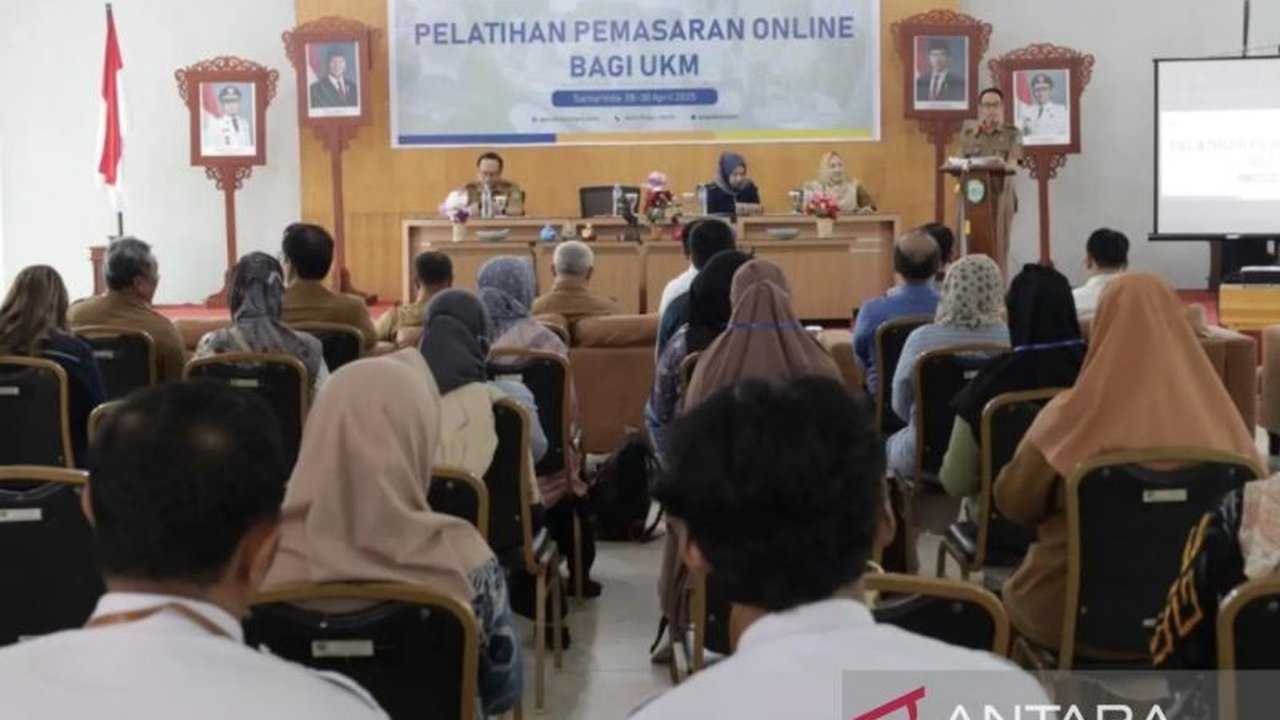 Dinas Perindustrian Perdagangan Koperasi dan UKM Kaltim adakan pelatihan pemasaran digital untuk tingkatkan daya saing UKM lokal di pasar nasional dan internasional.