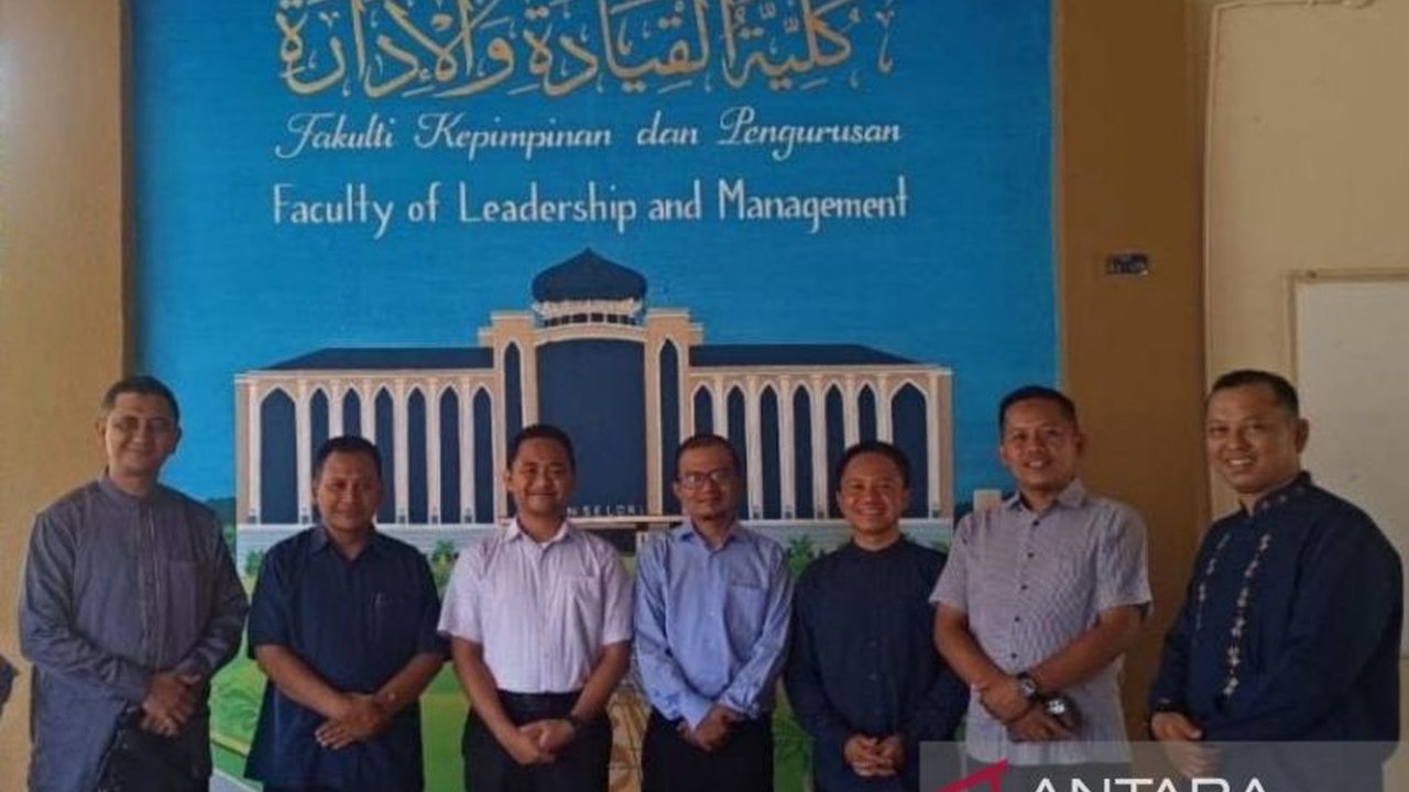 Laznas Darunnajah memberikan beasiswa kepada 100 mahasiswa terbaik untuk melanjutkan studi S2 dan S3 di dalam dan luar negeri sebagai upaya kaderisasi pendidikan Islam.