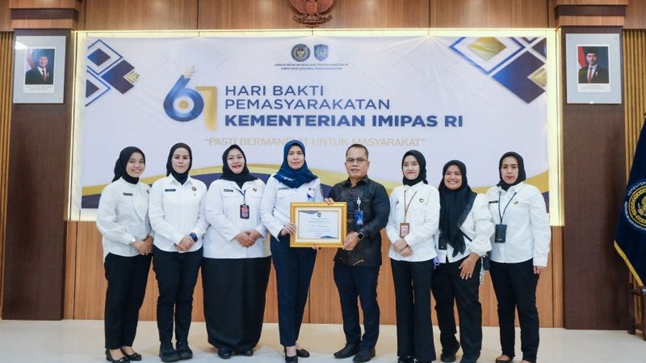 PT Kereta Api Indonesia (Persero) Divisi Regional III Palembang menerima penghargaan dari Kemenkumham RI atas kontribusi nyata dalam pemberdayaan warga binaan Lapas Perempuan Palembang melalui program Tanggung Jawab Sosial dan Lingkungan (TJSL).
