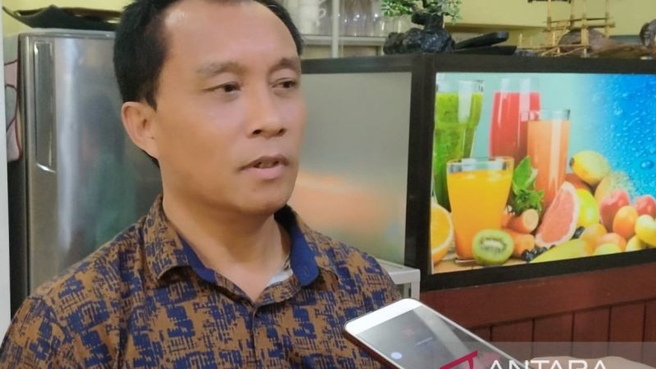 Anggota Komisi V DPRD NTB, Made Slamet, mendesak Pemda NTB untuk memprioritaskan penurunan angka pengangguran yang mencapai 87 ribu jiwa dengan fokus pada pengembangan UMKM dan peningkatan keterampilan tenaga kerja.
