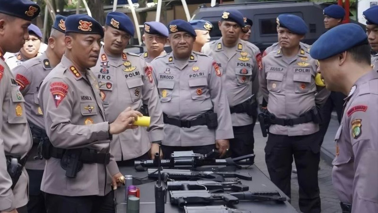 Polda Metro Jaya gelar pasukan dan perlengkapan untuk mengamankan May Day 2025 di Monas, antisipasi aksi 200 ribu buruh dengan enam tuntutan penting.