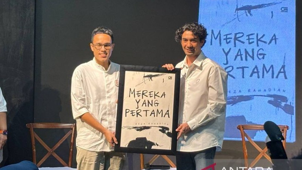 Aktor Reza Rahadian meluncurkan buku 