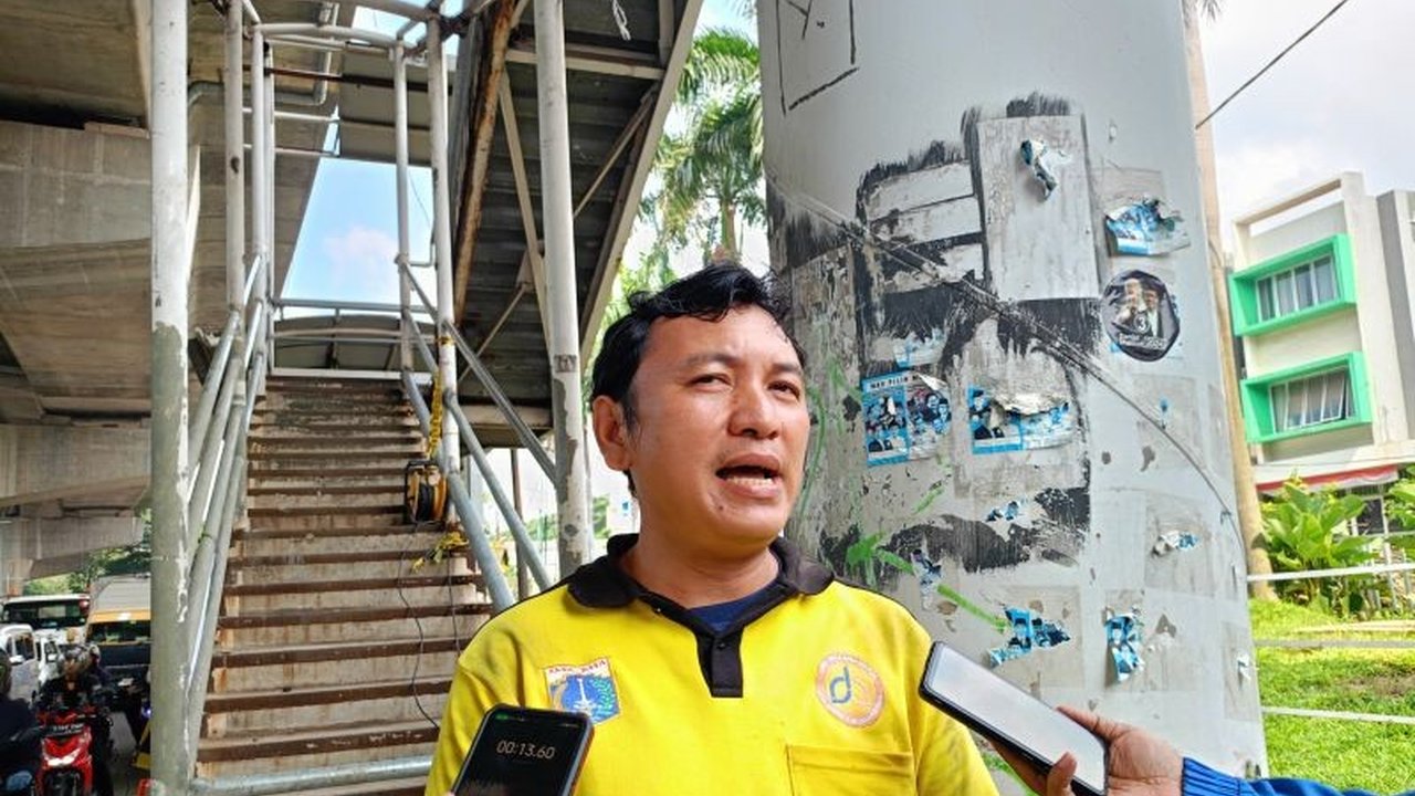 Sebanyak 18 personel gabungan memperbaiki JPO rusak di Tipar Cakung akibat pembangunan tol, ditargetkan selesai dalam 1-2 bulan.