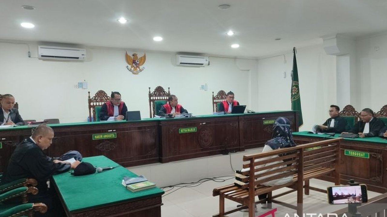 Mantan customer service BSI Bengkulu, Tiara Kania Dewi, divonis 9 tahun penjara dan denda Rp10 miliar terkait kasus penipuan dan TPPU yang merugikan nasabah hingga Rp8 miliar.