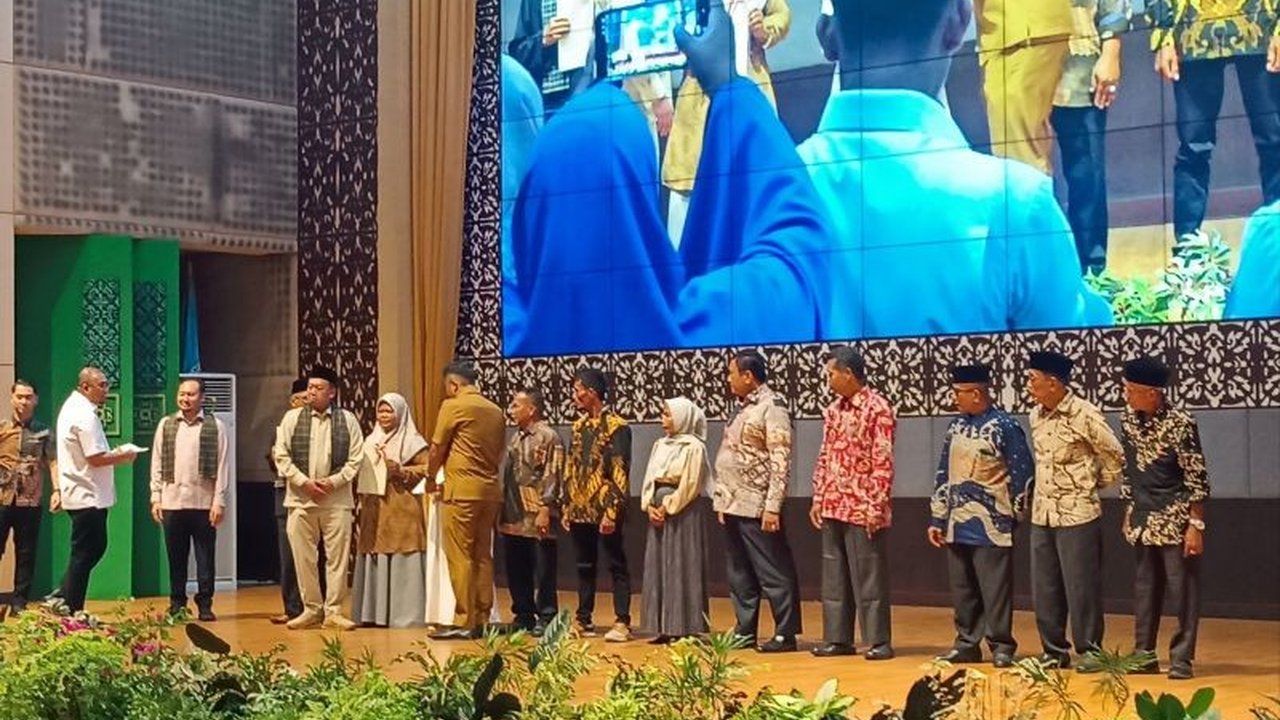 Menteri ATR/BPN, Nusron Wahid, menyerahkan 11 sertifikat tanah ulayat dan wakaf di Padang, Sumatera Barat, memberikan kepastian hukum dan perlindungan bagi masyarakat adat.