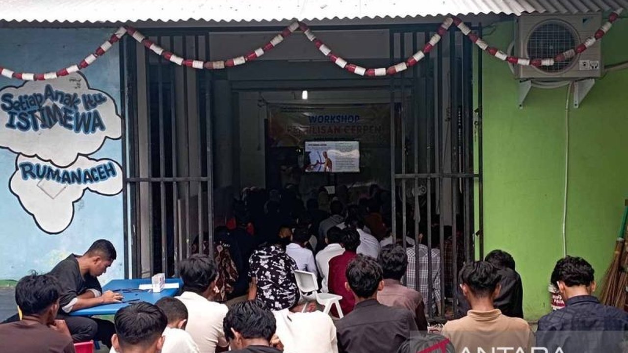 PKBM Ruman Aceh di Banda Aceh memberikan pendidikan nonformal gratis bagi masyarakat putus sekolah dari berbagai jenjang, membantu mereka mendapatkan ijazah dan melanjutkan pendidikan atau bekerja.