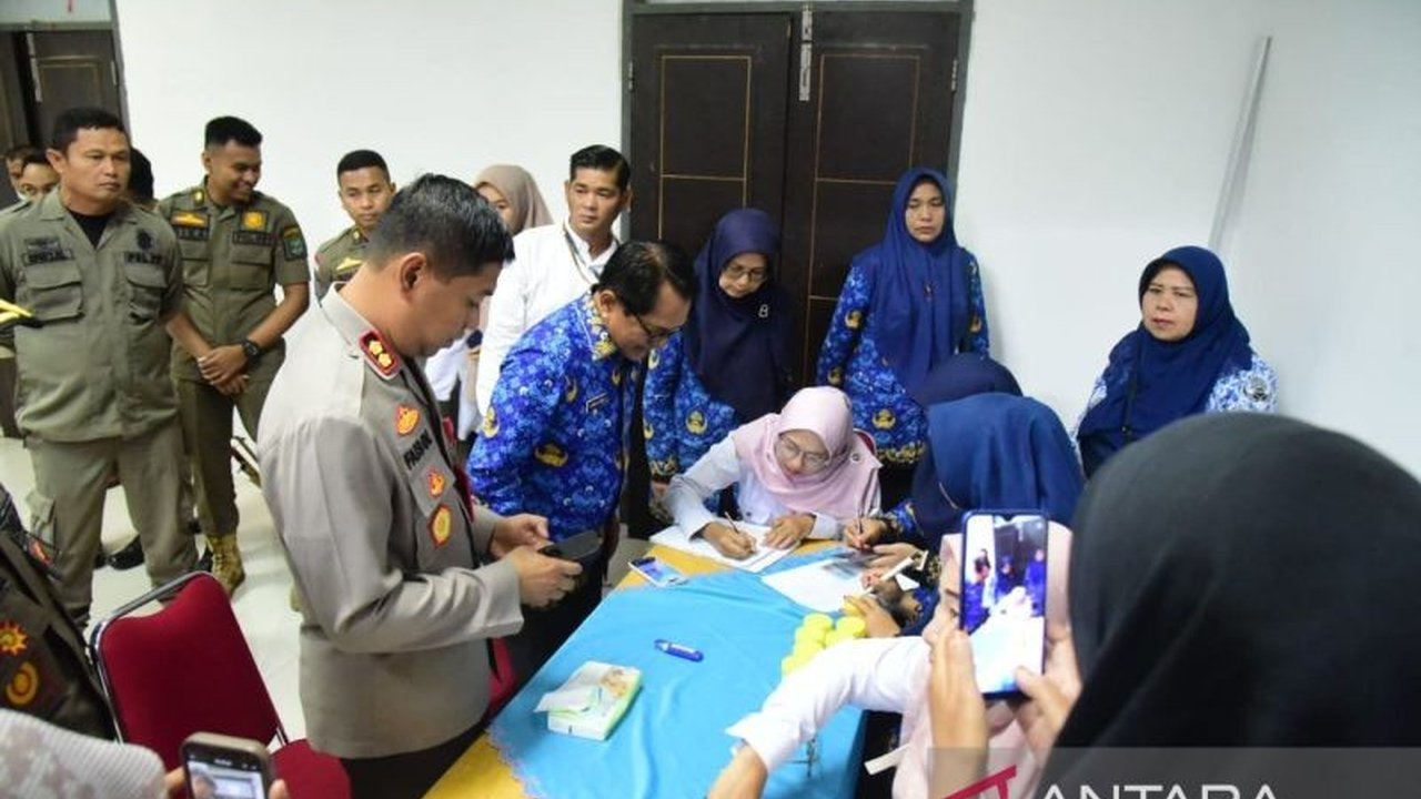 Pemkab Padang Pariaman Sumatera Barat melakukan tes urine terhadap ratusan ASN eselon II dan III untuk memastikan lingkungan pemerintahan bersih dari penyalahgunaan narkoba.