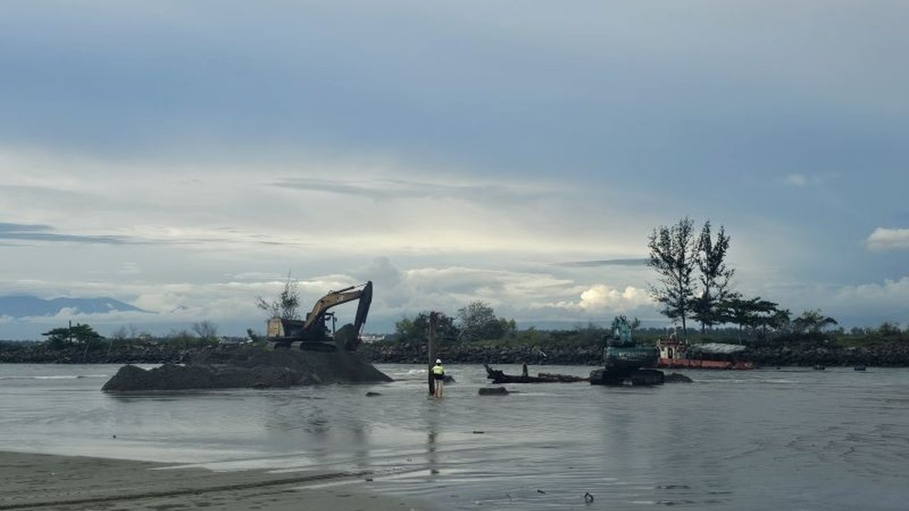 PT Pelindo mempercepat pengerukan alur Pelabuhan Pulau Baai Bengkulu dengan mendatangkan kapal keruk baru dan meningkatkan koordinasi antar stakeholder, menargetkan peningkatan efisiensi dan aksesibilitas pelabuhan.