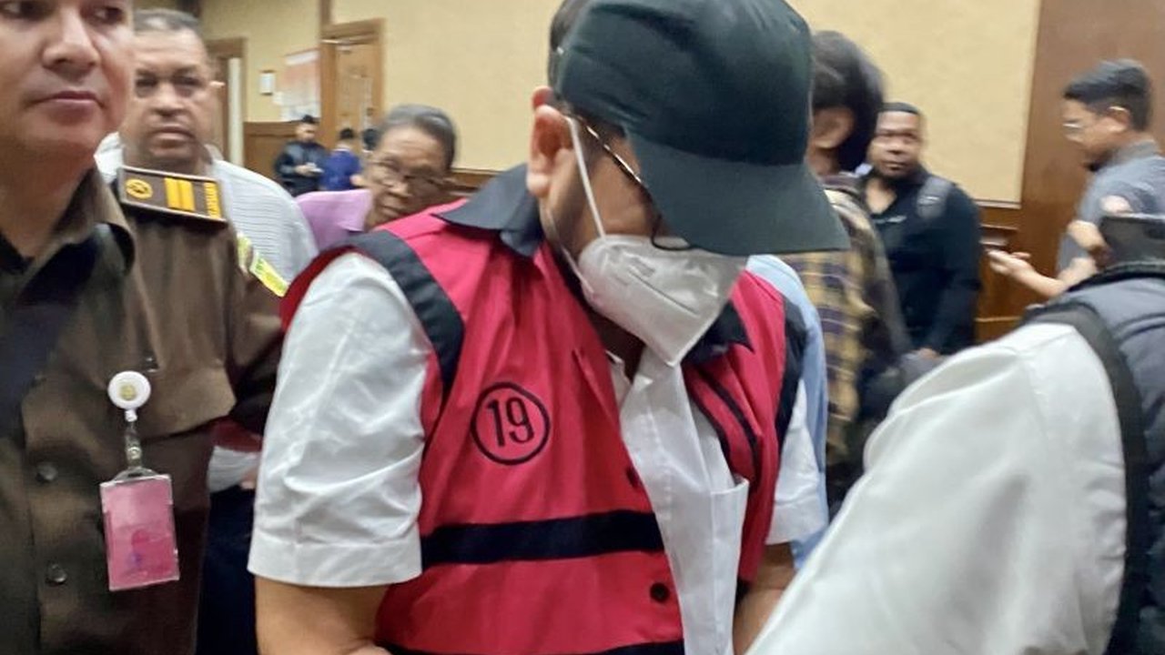 Mantan Kepala Badan Litbang Diklat Hukum dan Peradilan MA, Zarof Ricar, ditetapkan sebagai tersangka TPPU oleh Kejaksaan Agung terkait kasus suap dan gratifikasi senilai miliaran rupiah dan emas.