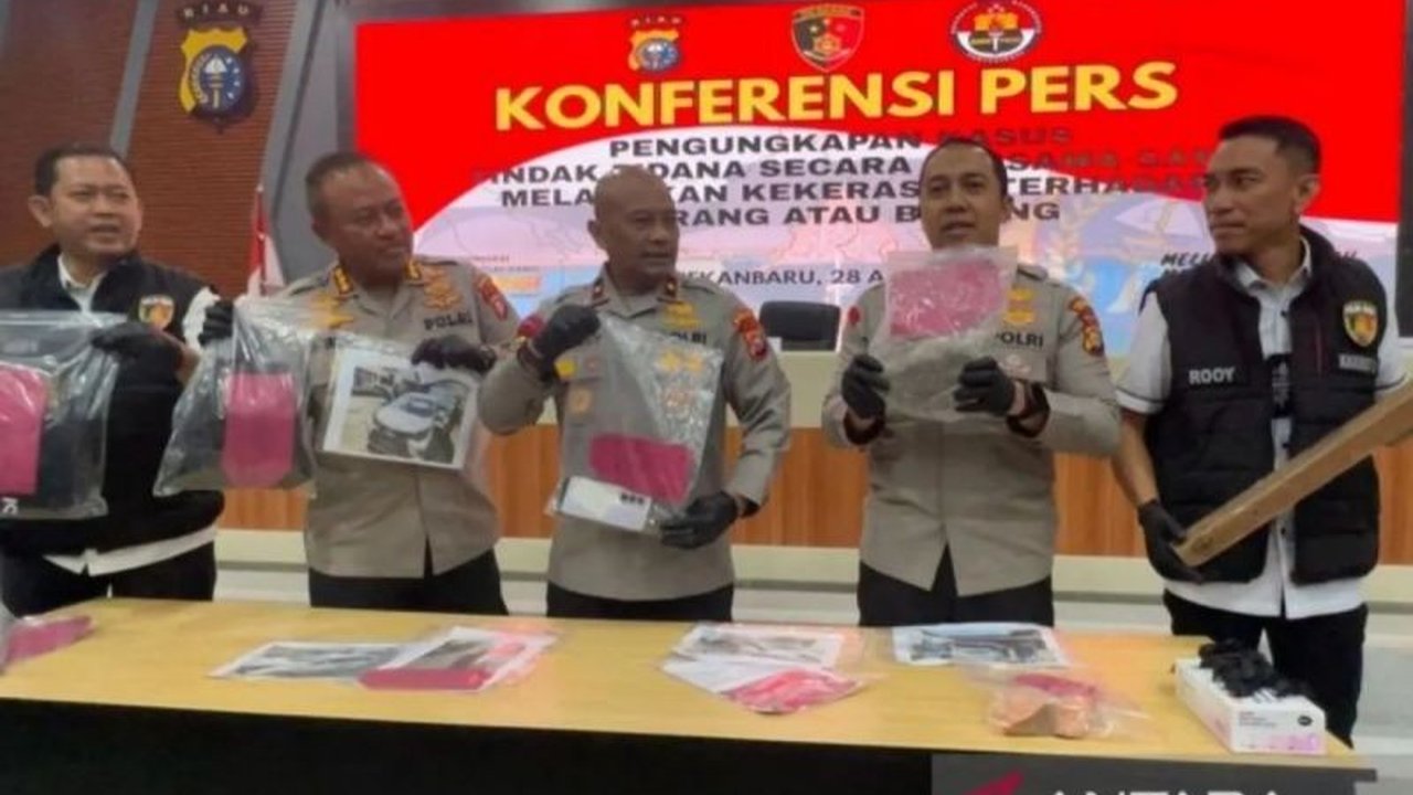 Polda Riau menangkap 10 penagih utang yang terlibat bentrok di halaman Polsek Bukitraya, Pekanbaru, termasuk tiga pelajar, akibat perebutan kendaraan nasabah menunggak cicilan.