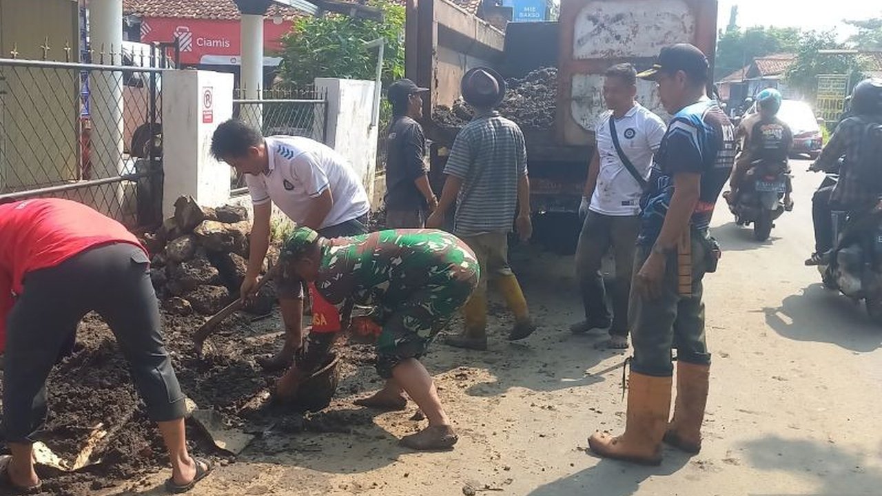 Kodim 0509/Bekasi bersama warga Desa Burangkeng, Kabupaten Bekasi, melaksanakan serbuan teritorial membersihkan saluran air guna mengantisipasi musim hujan dan menjaga kebersihan lingkungan.