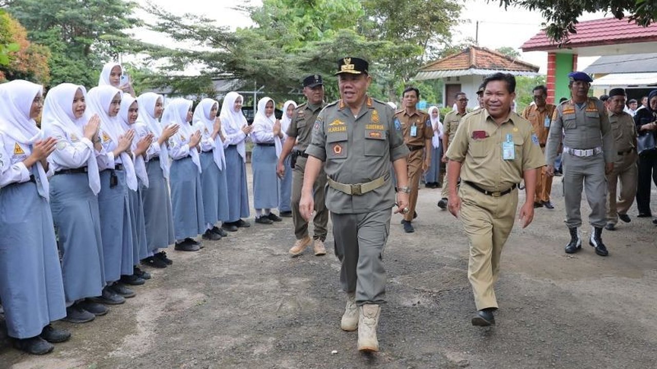 Gubernur Kepulauan Bangka Belitung, Hidayat Arsani, menekankan pentingnya netralitas guru dalam Pilkada Ulang Pangkalpinang dan menjanjikan mutasi bagi mereka yang terlibat politik praktis.