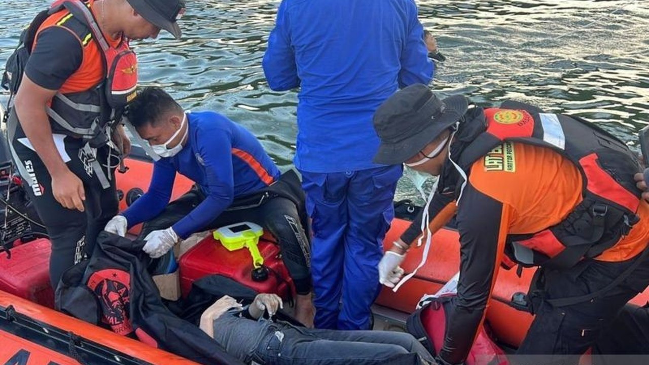 Tim SAR gabungan berhasil menemukan jenazah Riski Nurul, seorang perempuan yang melompat dari Jembatan Teluk Kendari setelah tiga kali penyelaman.