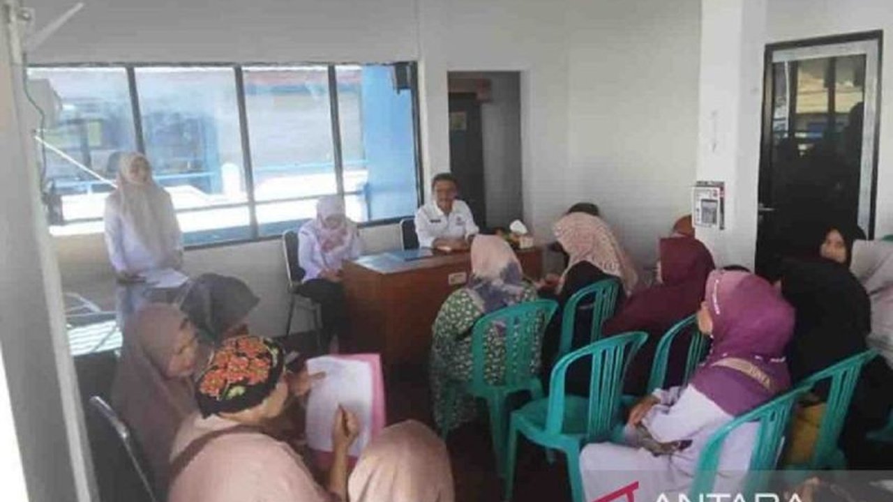 Pemerintah Kabupaten Kapuas memfasilitasi lokasi berjualan sementara bagi pedagang korban kebakaran Pasar Sarimulya, Kuala Kapuas, Kalimantan Tengah, di Pasar Blok F dan R, sembari menunggu proses rehabilitasi pasar.