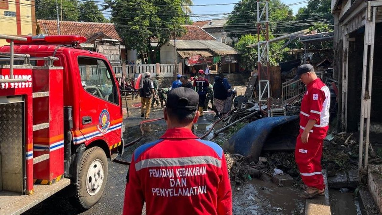 Banjir di empat kecamatan Cianjur disebabkan penyempitan sungai dan saluran air akibat bangunan liar dan pendangkalan; Pemkab Cianjur lakukan penertiban dan normalisasi.