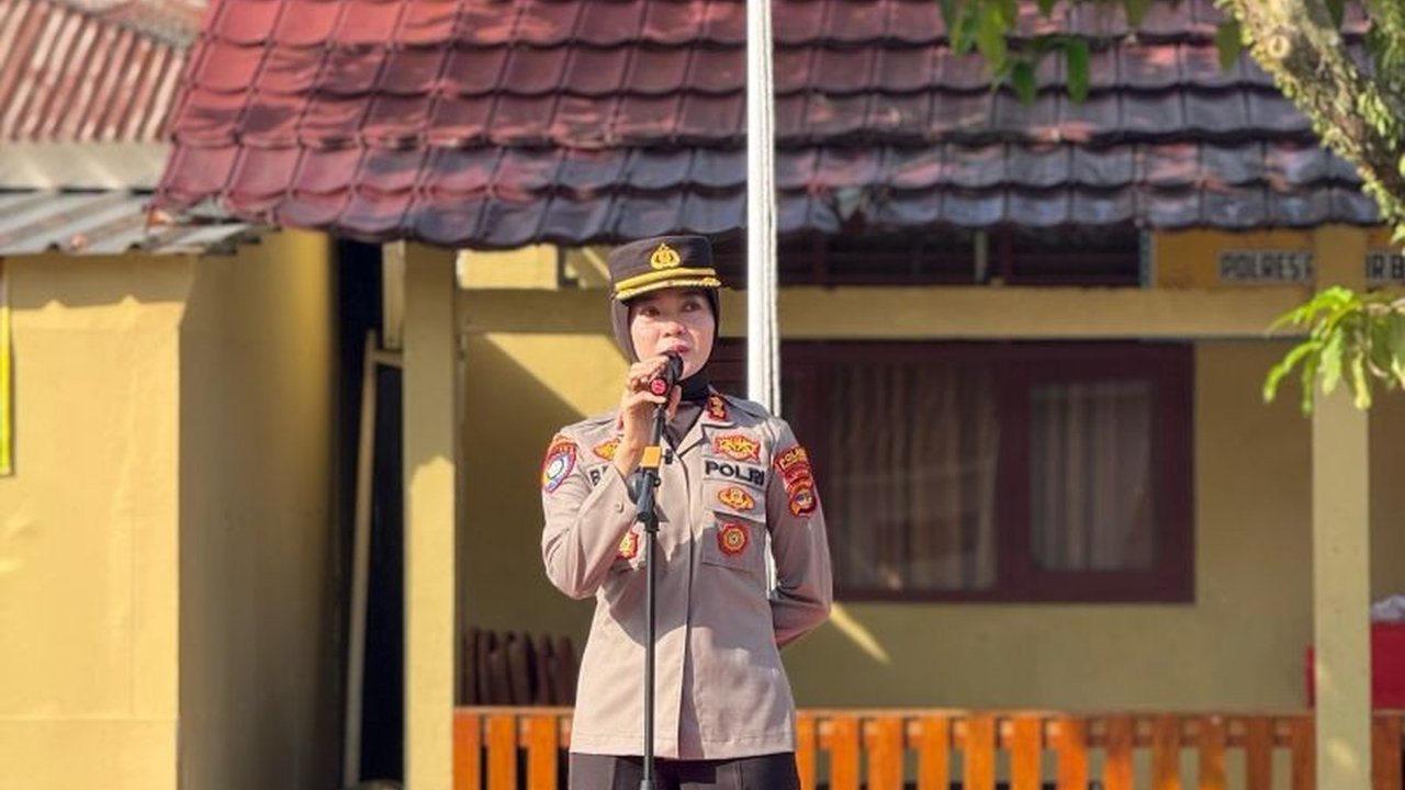 Kapolres Pesisir Barat, AKBP Bestiana, dalam apel perdana menekankan pentingnya peningkatan pelayanan publik dan kesiapsiagaan personel dalam menghadapi dinamika tugas kepolisian.