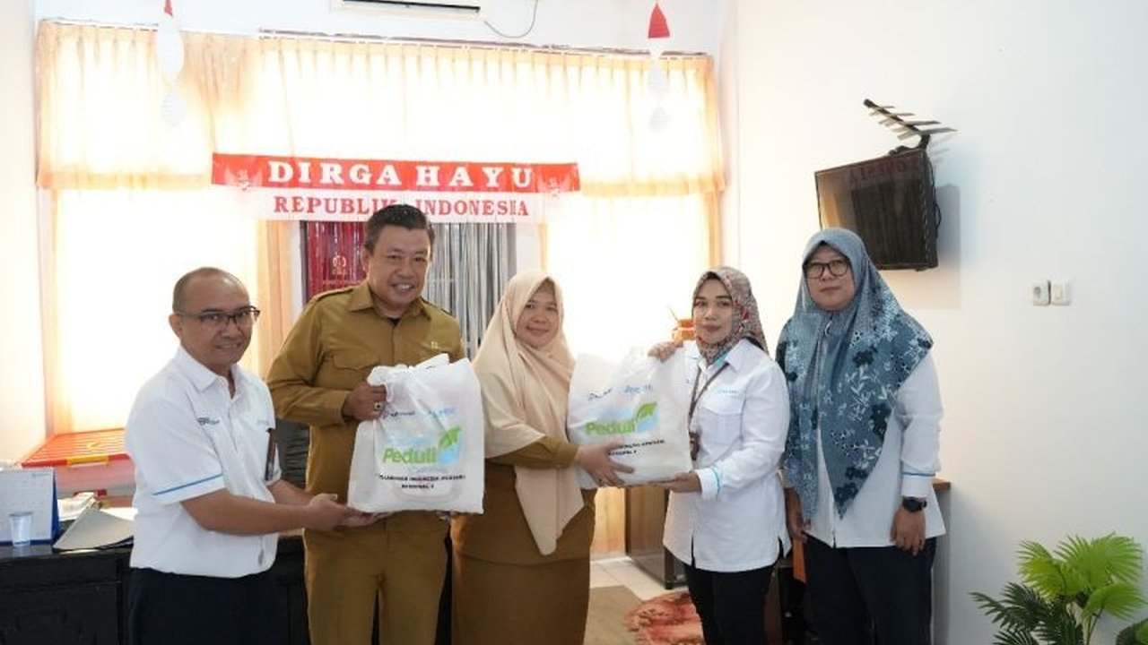 PT Pelindo Regional 4 menyerahkan bantuan sembako kepada buruh di Sulawesi Selatan sebagai bentuk apresiasi kontribusi mereka dan komitmen perusahaan terhadap kesejahteraan pekerja dalam peringatan Hari Buruh Internasional.