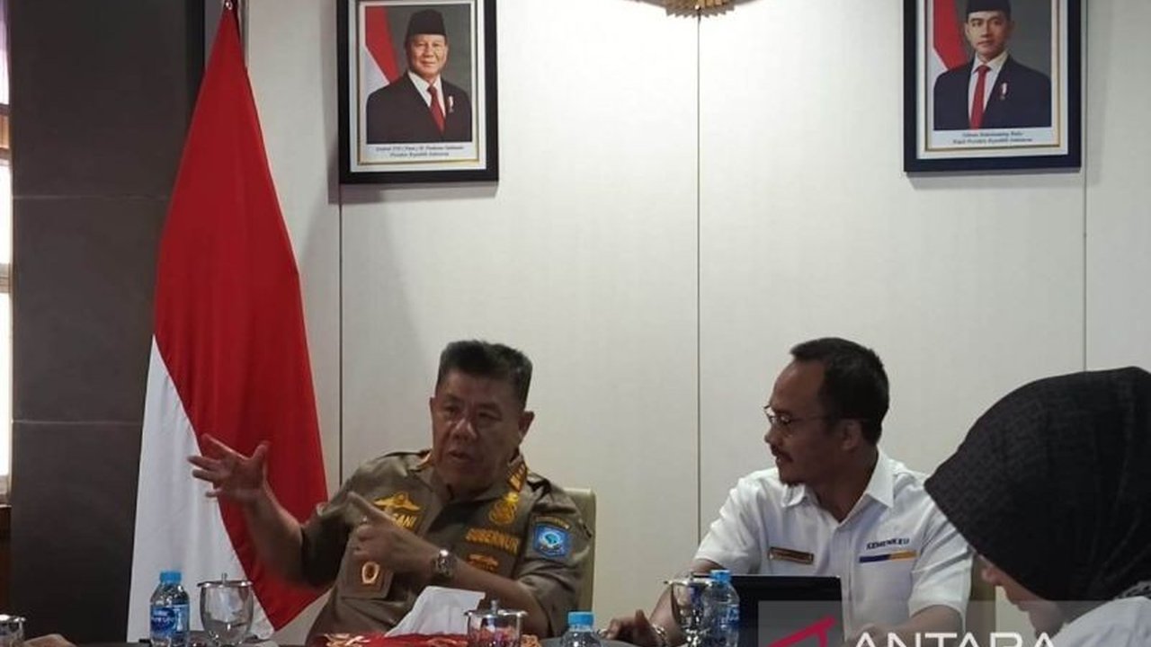 Gubernur Kepulauan Bangka Belitung, Hidayat Arsani, akan mengkaji ulang peraturan ekspor pasir karena dinilai tak memberikan kontribusi pada pendapatan asli daerah (PAD) dan pembangunan daerah.