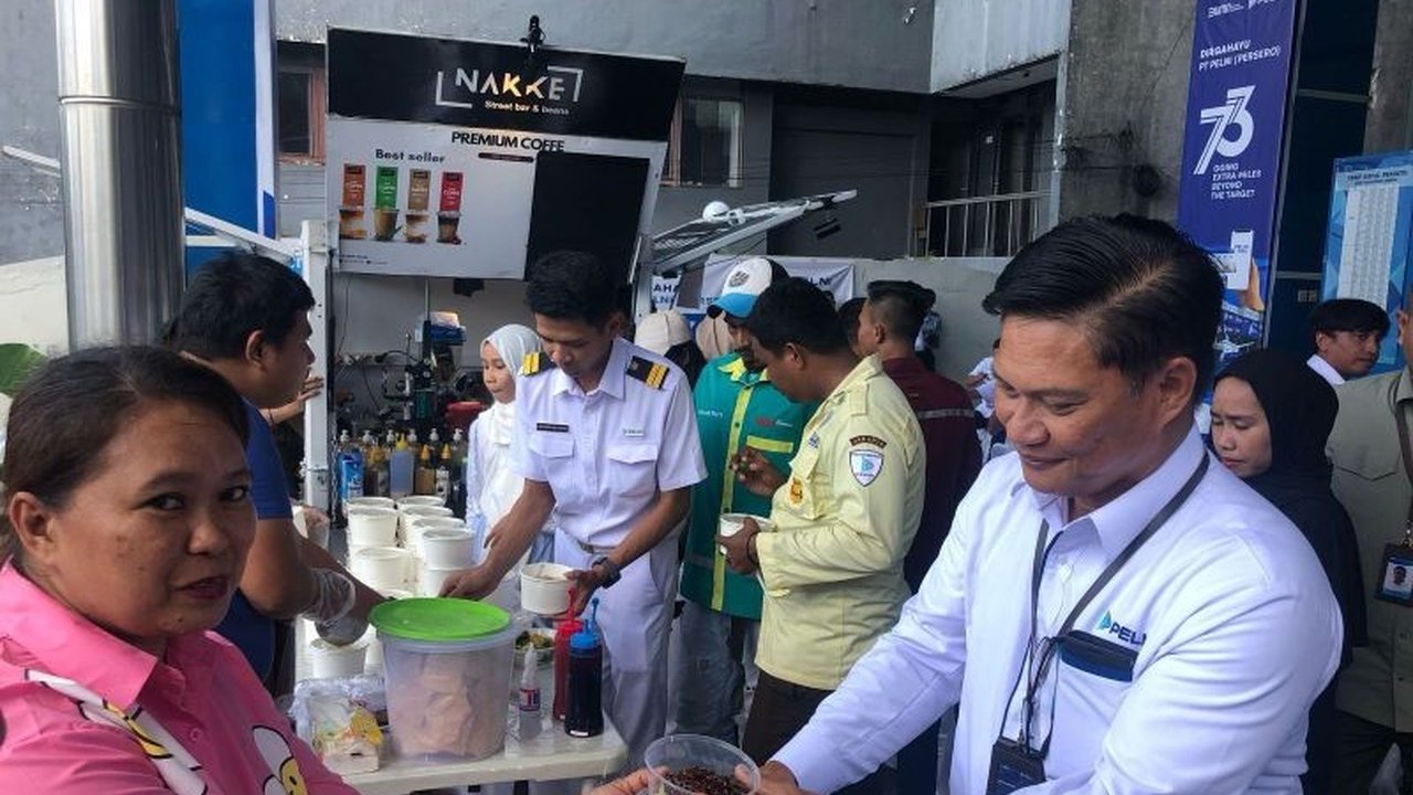 Pelni Cabang Ambon merayakan HUT ke-73 dengan Bazar UMKM, santunan anak yatim, dan diskon SeaWifi, mendorong peningkatan pendapatan pelaku UMKM dan kesejahteraan masyarakat.