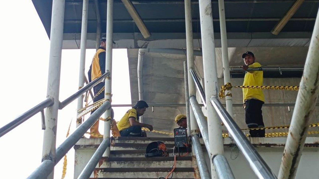 Pemprov DKI Jakarta mulai revitalisasi JPO Tipar Cakung secara bertahap, prioritaskan penggantian pagar pengaman demi keselamatan warga.