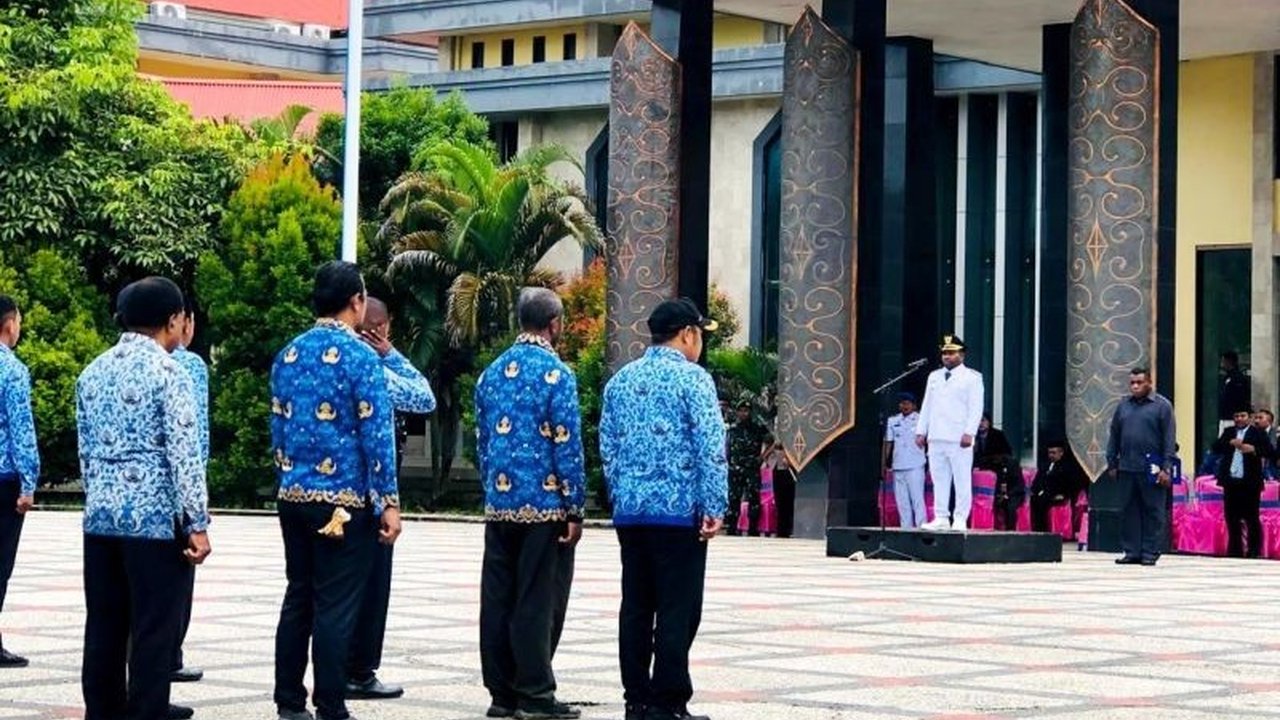 Wakil Bupati Kaimana, Isak Waryensi, menekankan pentingnya sinergitas antara pemerintah pusat dan daerah untuk menerapkan kebijakan nasional, khususnya dalam mewujudkan visi Indonesia Emas 2045 dan program Asta Cita Presiden.
