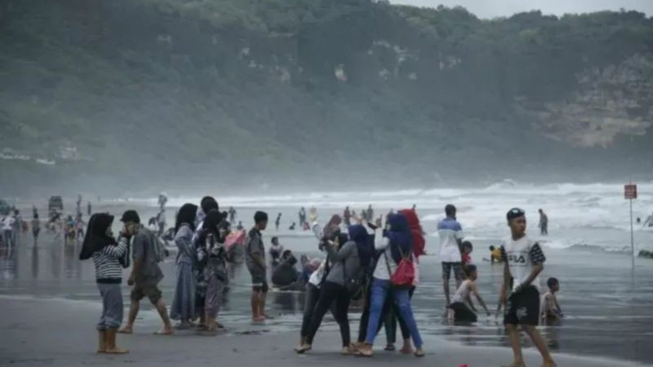 Pemprov DIY sedang mempertimbangkan kebijakan wajib pakai pelampung bagi wisatawan di pantai selatan untuk mengurangi angka kecelakaan laut, dengan mempertimbangkan dampak ekonomi dan pariwisata.