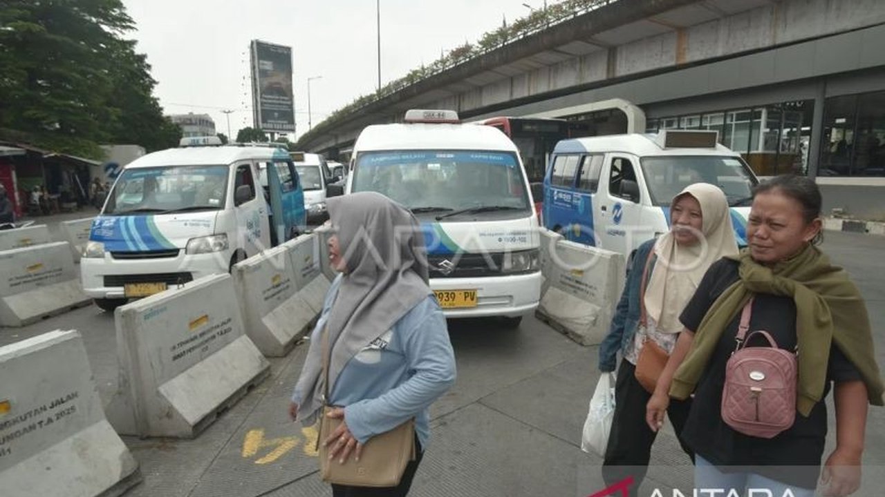 Pemprov DKI Jakarta mewajibkan ASN menggunakan transportasi umum setiap Rabu, namun memberikan pengecualian bagi ASN dengan kondisi tertentu seperti hamil, sakit, dan disabilitas.