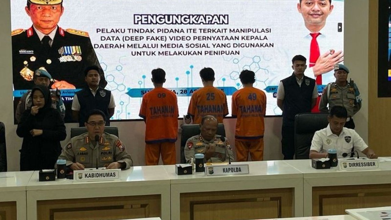 Tiga pelaku pembuat video hoaks Gubernur Jawa Timur Khofifah Indar Parawansa menawarkan motor murah di TikTok ditangkap Polda Jatim, meraup keuntungan hingga Rp87 juta.