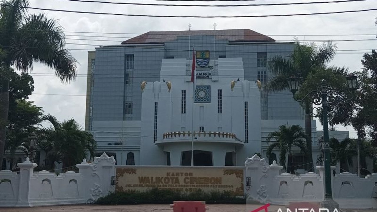 Pemerintah Kota Cirebon manfaatkan lagu legendaris Warung Pojok untuk diputar di lampu merah dan tempat umum guna lestarikan budaya lokal serta menarik wisatawan.