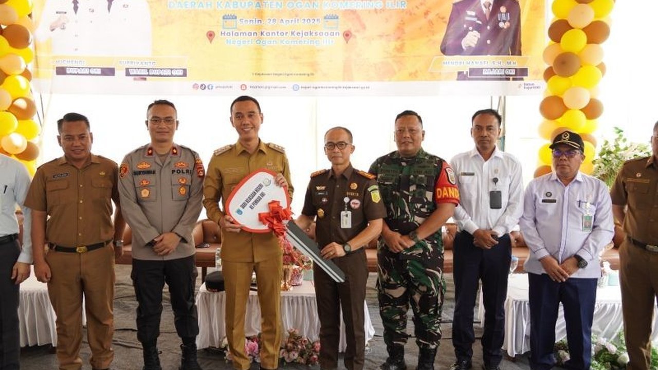 Kejari Ogan Komering Ilir mengembalikan 147 unit kendaraan roda empat senilai Rp8,8 miliar kepada Pemkab OKI, setelah ditemukan adanya penyimpangan penggunaan aset daerah.