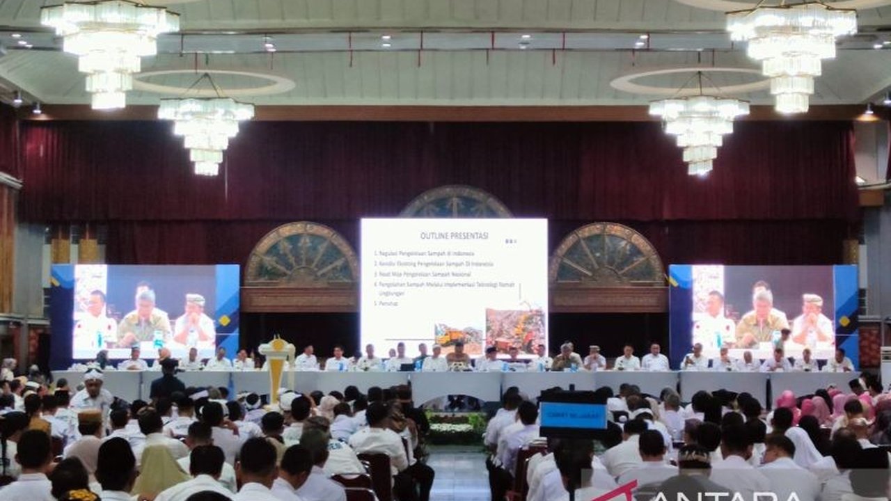 Jawa Barat menjadikan desa sebagai pusat pembangunan, meliputi infrastruktur, kesehatan, ketahanan pangan, dan pemberdayaan masyarakat, dengan rencana insentif dan sanksi bagi desa.